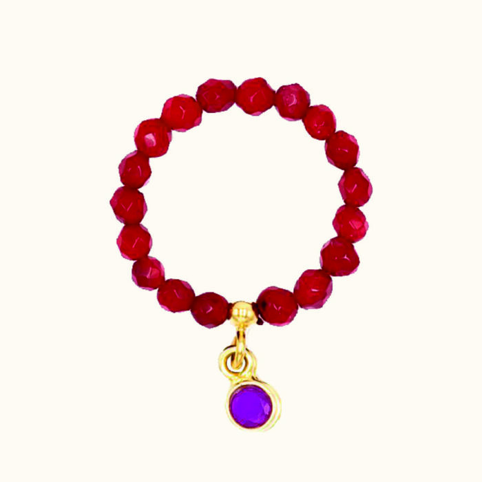 PE44 Pierścionek elastyczny z korala i z rubinem w okuciu ze srebra pozłacanego 24K