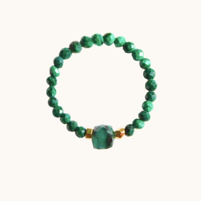 PE60 Pierścionek elastyczny z malachitów, ze szmaragdem oraz srebrem pozłacanym24K