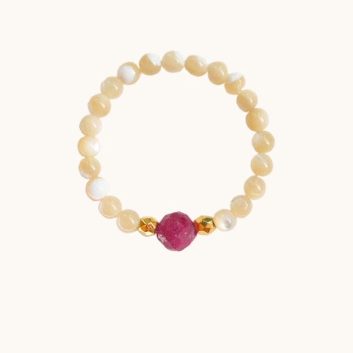 PE71 Pierścionek elastyczny z masy perłowej oraz z rubinem i srebrem pozłacanym 24K