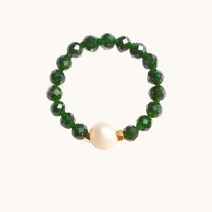 PE72 Pierścionek elastyczny z malachitów oraz z perłą i srebrem pozłacanym 24K