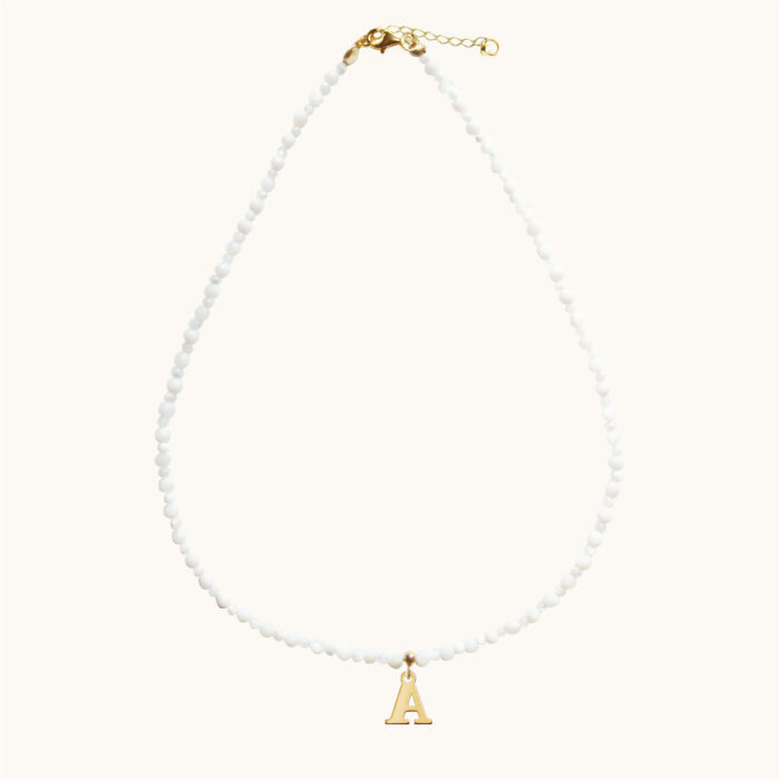 N84 NASZYJNIK Z MASY PERŁOWEJ, Z LITERKĄ I SREBRA POZŁACANEGO 24K