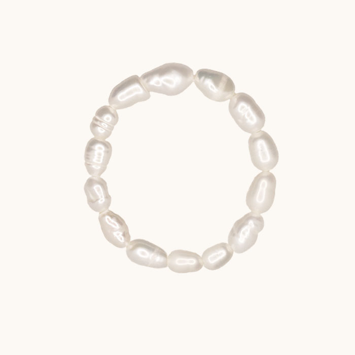 PE94 Pierścionek elastyczny z białych perełek
