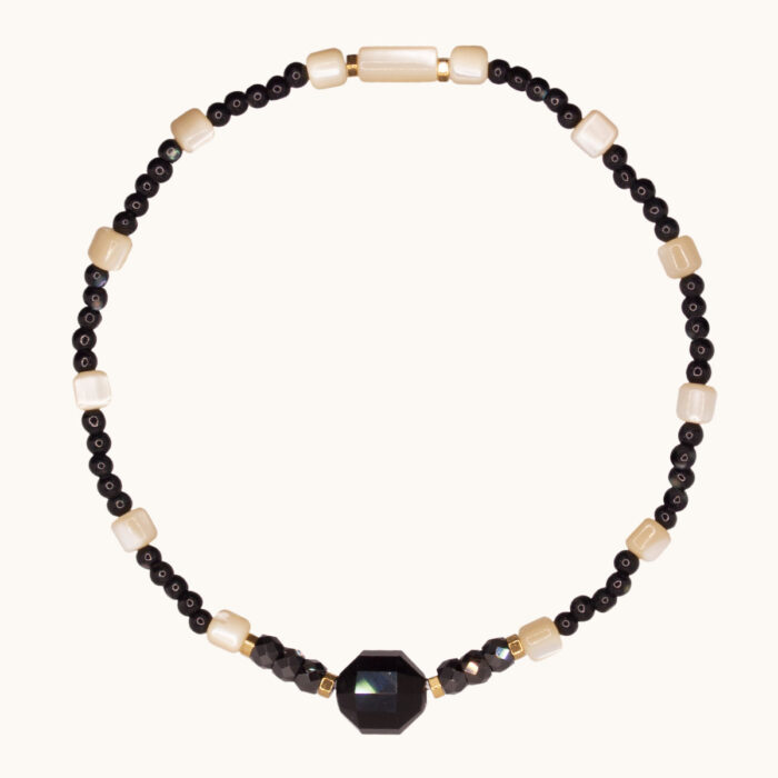 BDE109 Bransoletka elastyczna z masy perłowej z onyksem