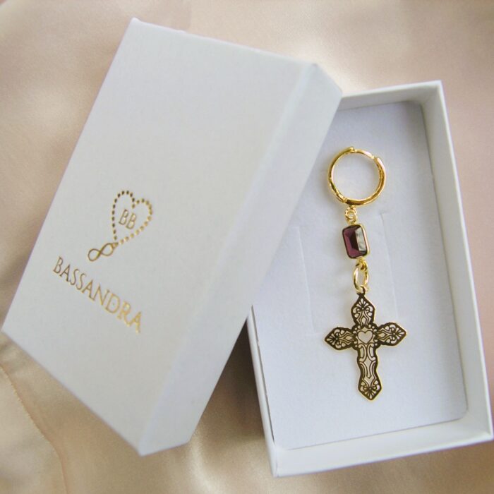 K44 Kolczyk z granatem i krzyżykiem, ze srebra pozłacanego 24K