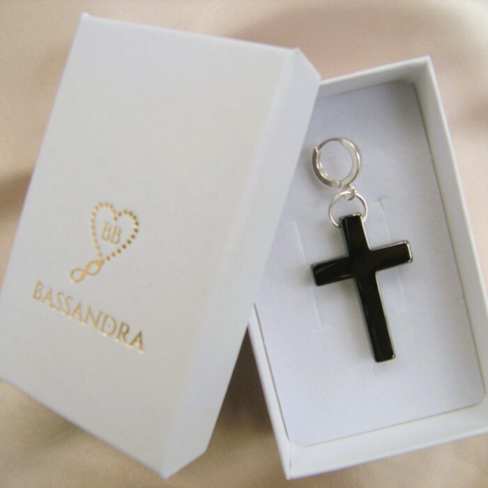 KM11 Kolczyk z krzyżem z hematytu oraz ze srebra Ag925