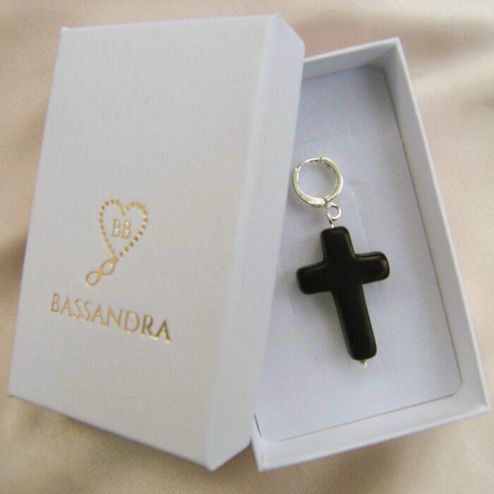 KM12 Kolczyk z krzyżem z howlitu oraz srebra Ag925