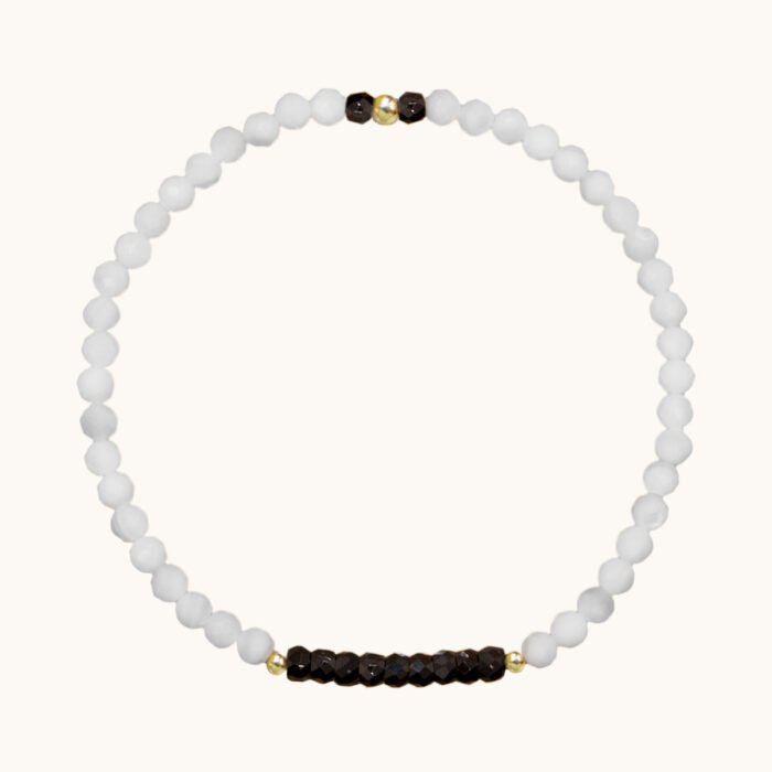 BDE120 Bransoletka elastyczna z masy perłowej, czarnych cyrkonii oraz srebra z18K złotem