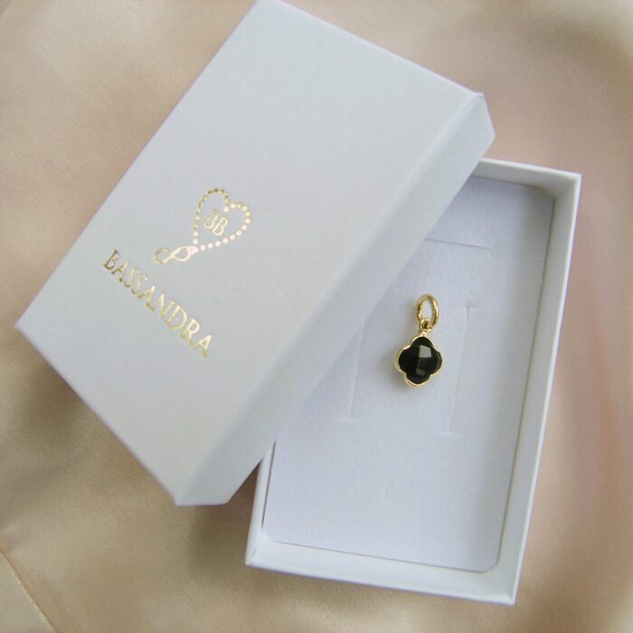 D11 Charms z koniczynką z onyksu i srebra pozłacanego 24K