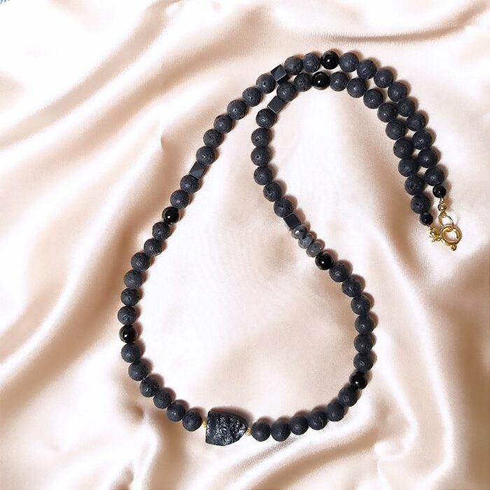 NM23 NASZYJNIK MĘSKI Z SUROWYM TURMALINEM ORAZ Z LAWY WULKANICZNEJ, ONYKSU I SREBRA Z 18K ZŁOTEM